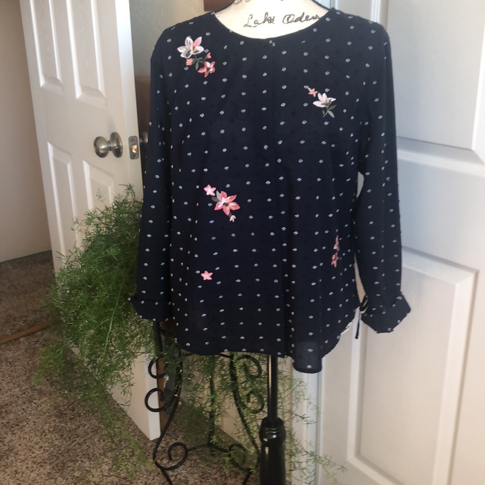 🌷SOLD🌷Navy Blue Blouse has gathered and tied bows and cuffs on 3/4 sleeves.